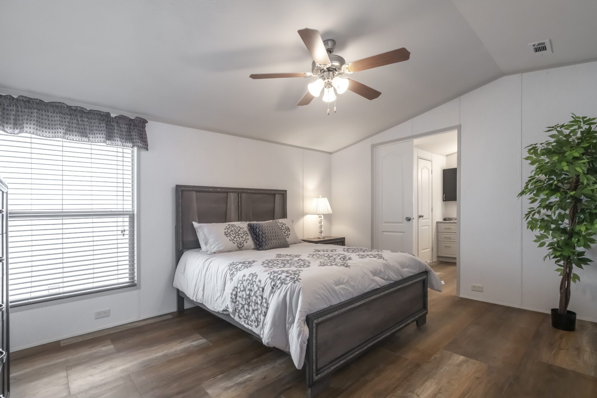 H 1880 32E Bedroom 2550 1