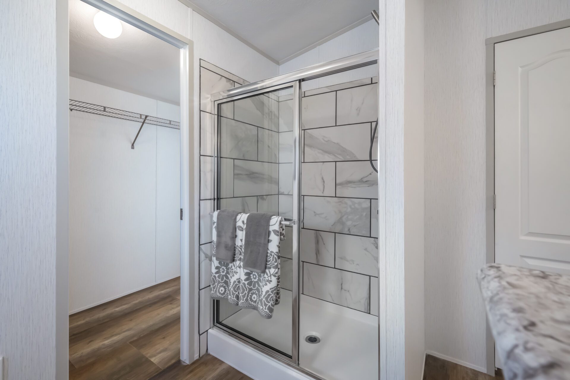 H 1880 32E MBath Shower 2595 1