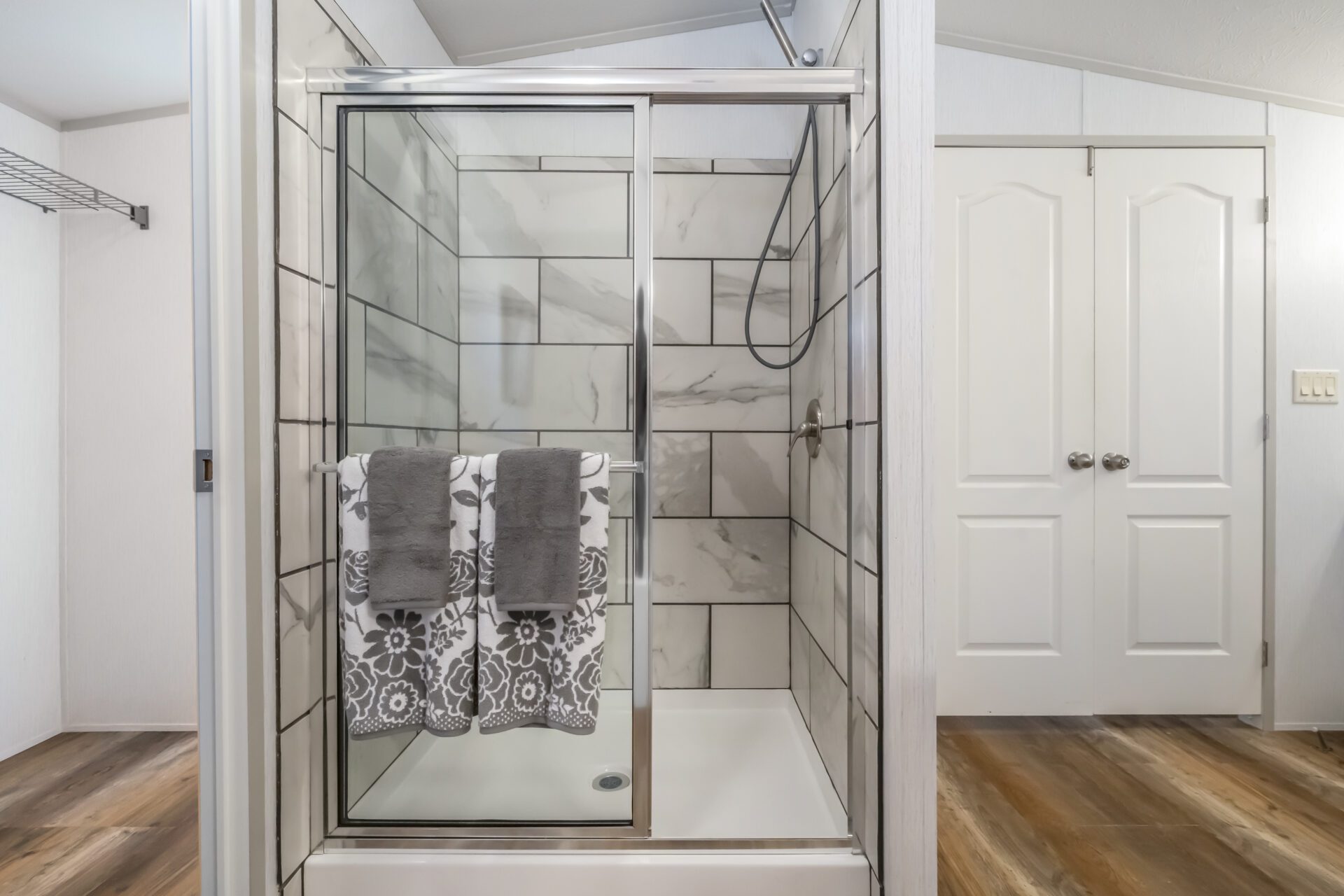 H 1880 32E MBath Shower 2610 1