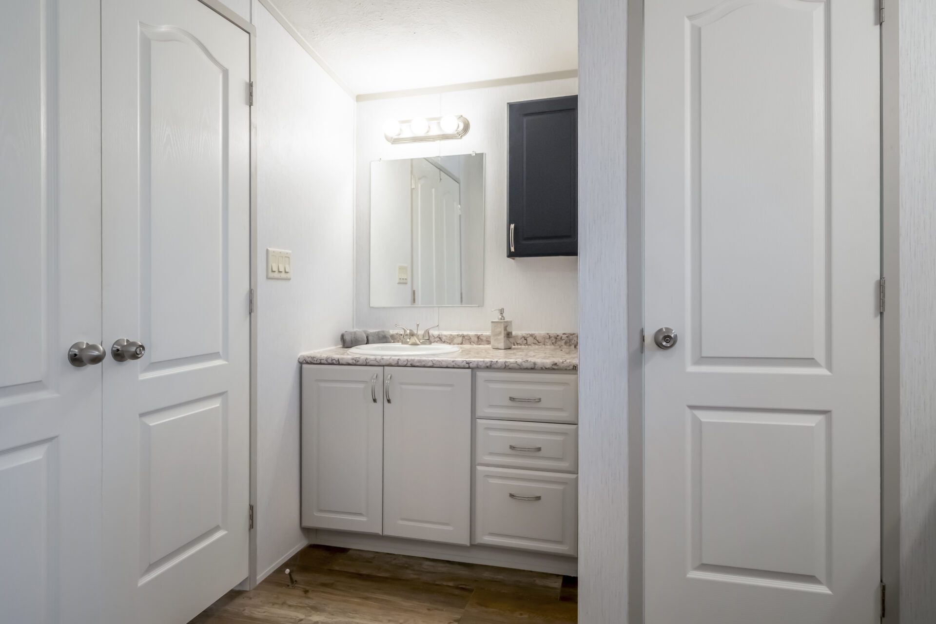 H 1880 32E MBath Vanity 2585 1