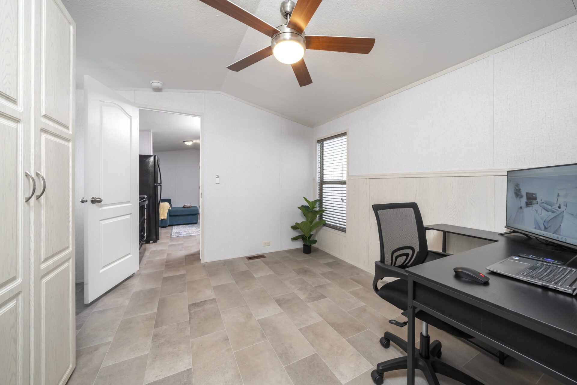 imgi 81 Legacy S 12x38 11FLA Bedroom 5464 1